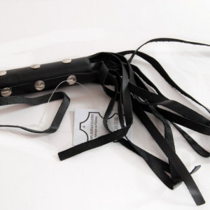 Latigo pequeno de cuero con tachuelas