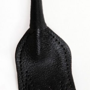 fusta de cuero mano detalle