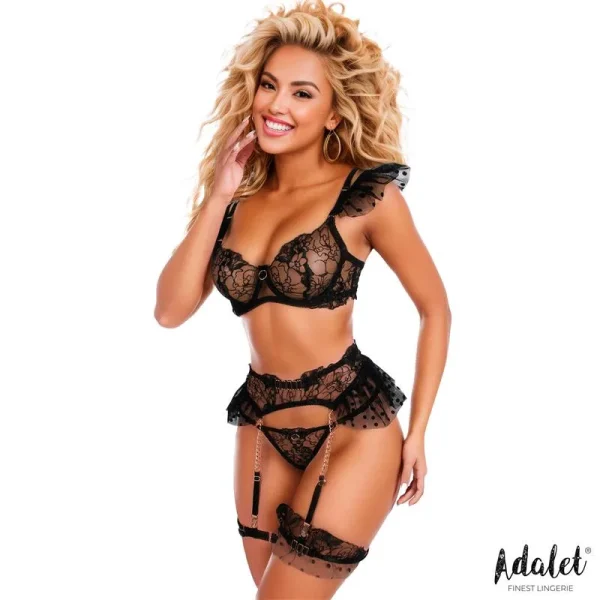 Conjunto negro de sujetador tanga liguero y ligas
